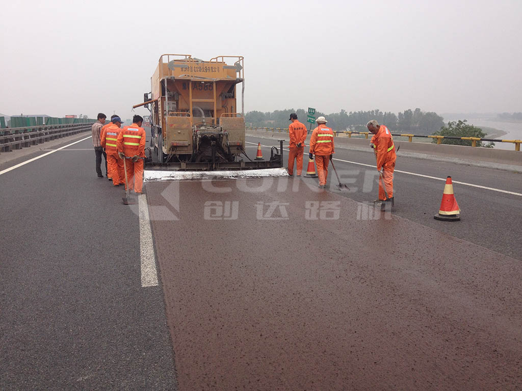 2015年山東高速微表處施工作業(yè)