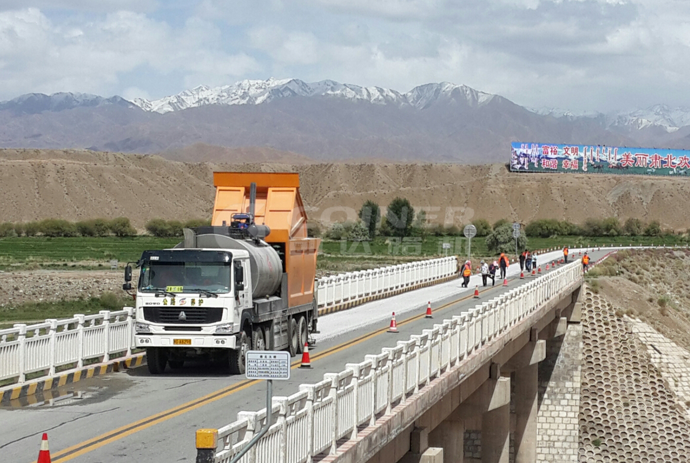 2015年甘肅同步封層施工作業(yè)